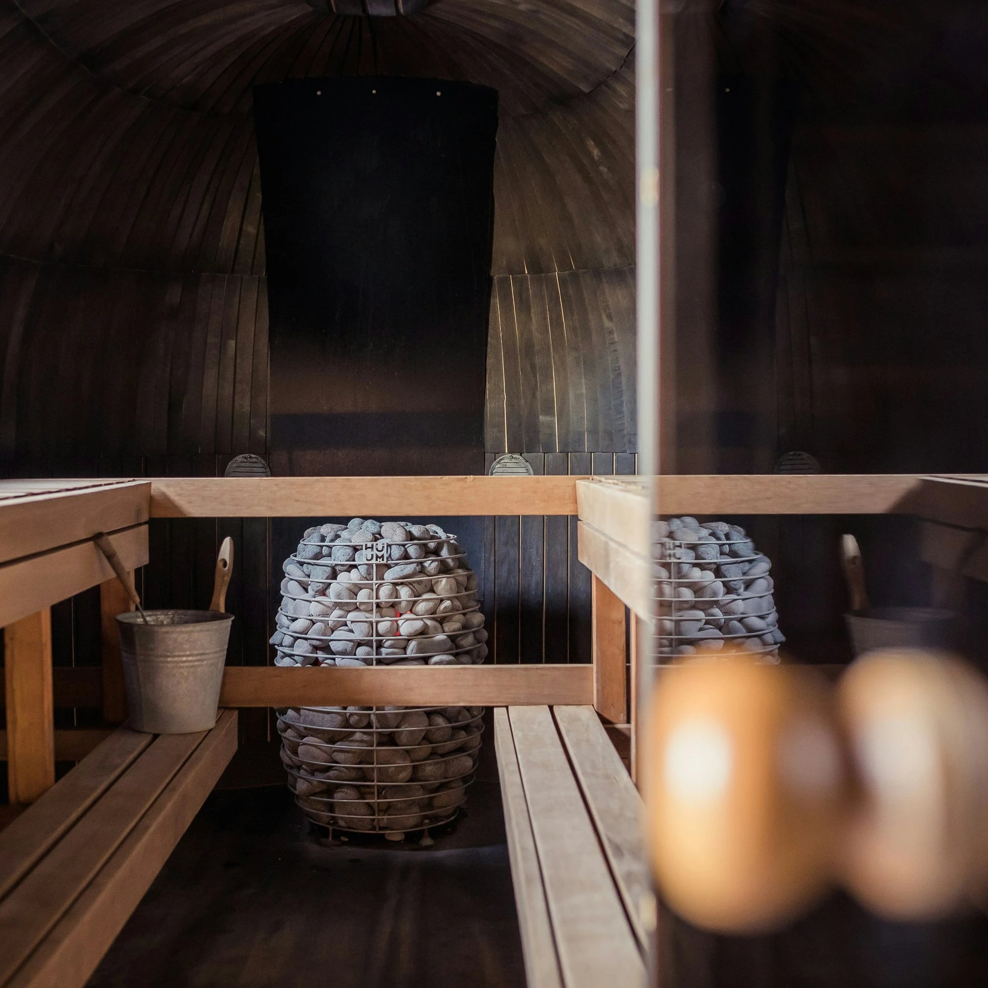 Saune finlandais en bois authentique, chaleur, bien-être, détente