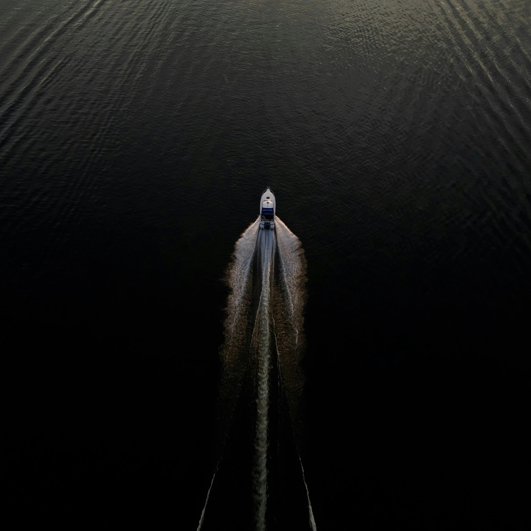 Bateau sur la mer vue du ciel