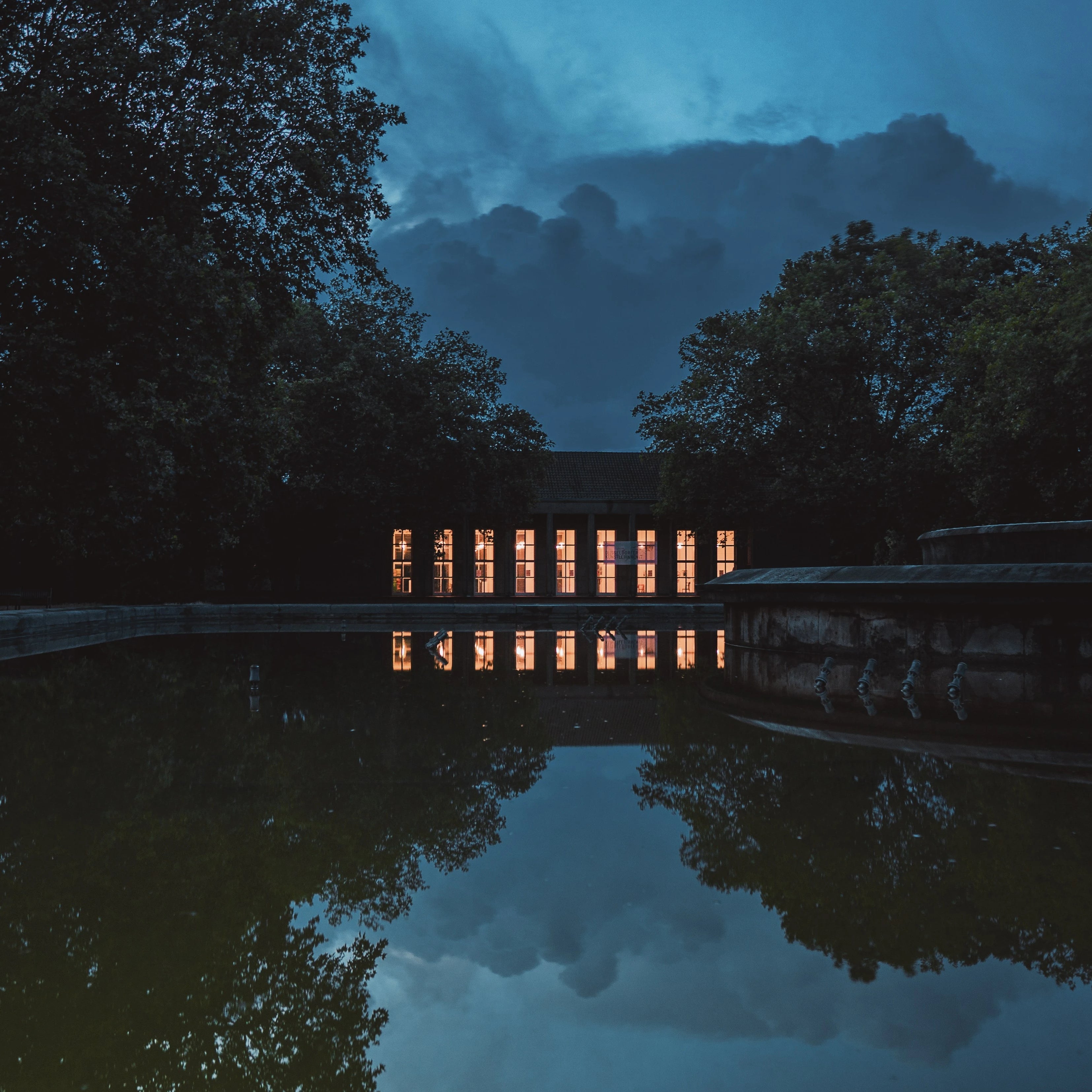 Chateau au bord d'un lac sombre, détente, bien-être