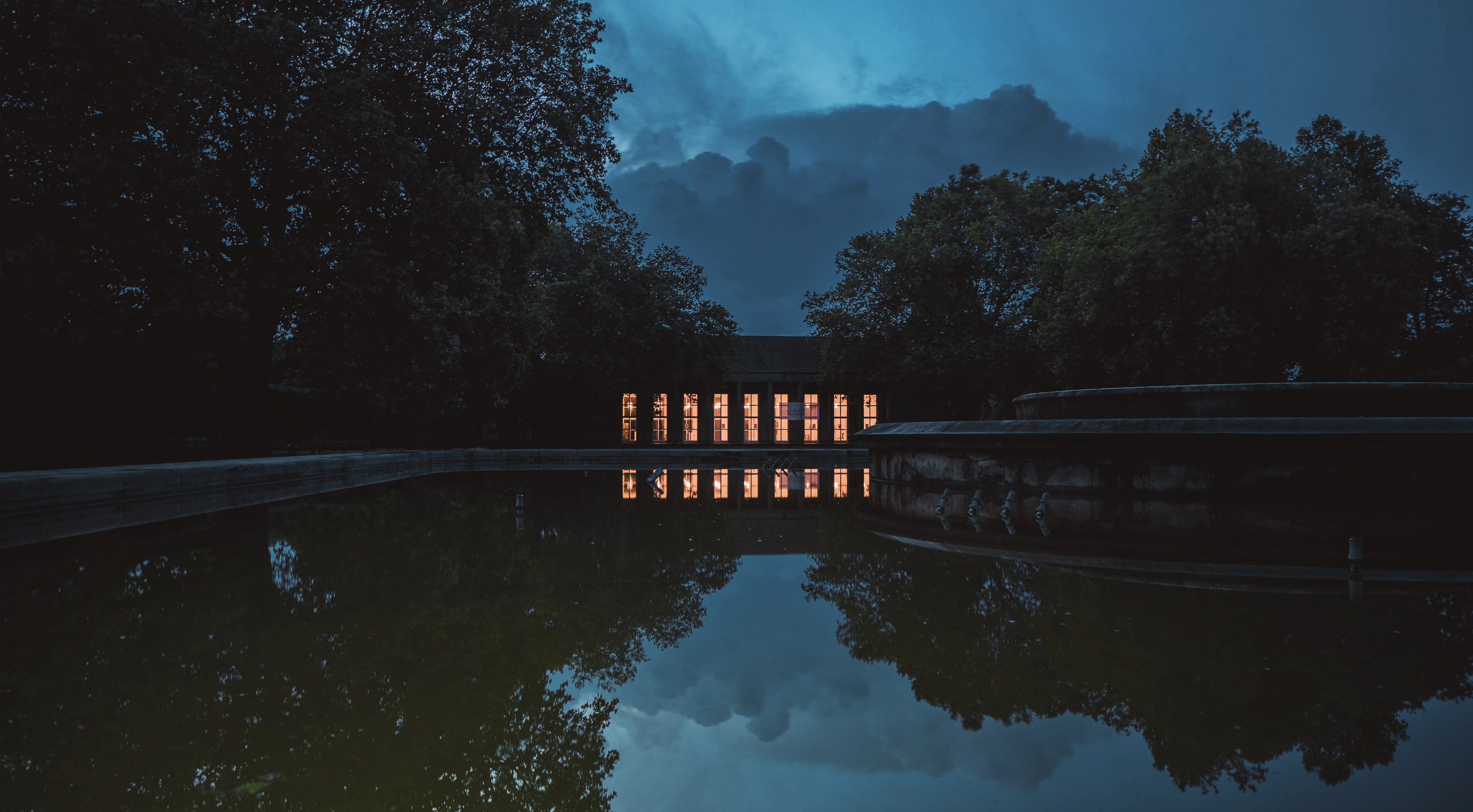 Chateau au bord d'un lac sombre, détente, bien-être