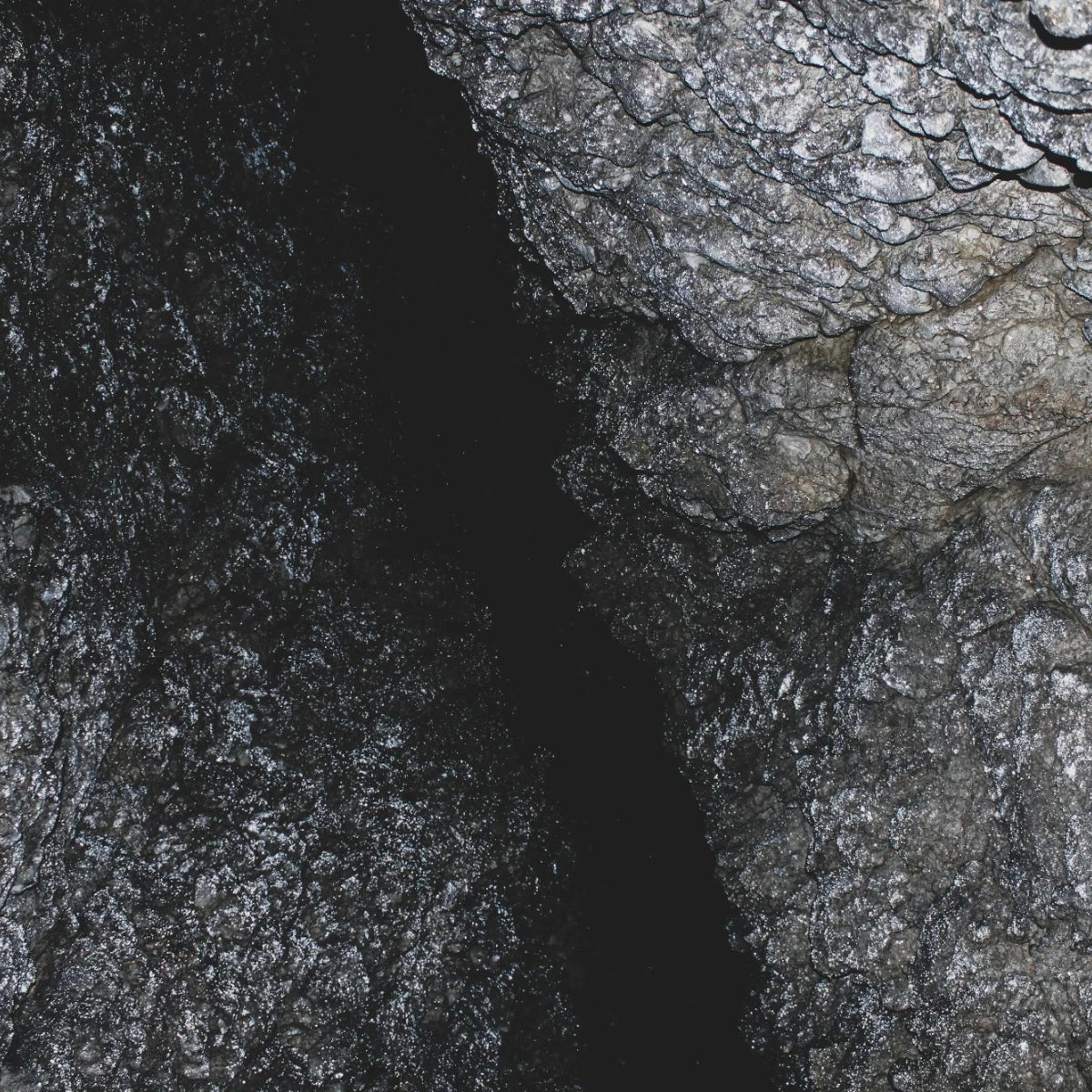 Vue d'une pierre de volcan noire, détente, naturel