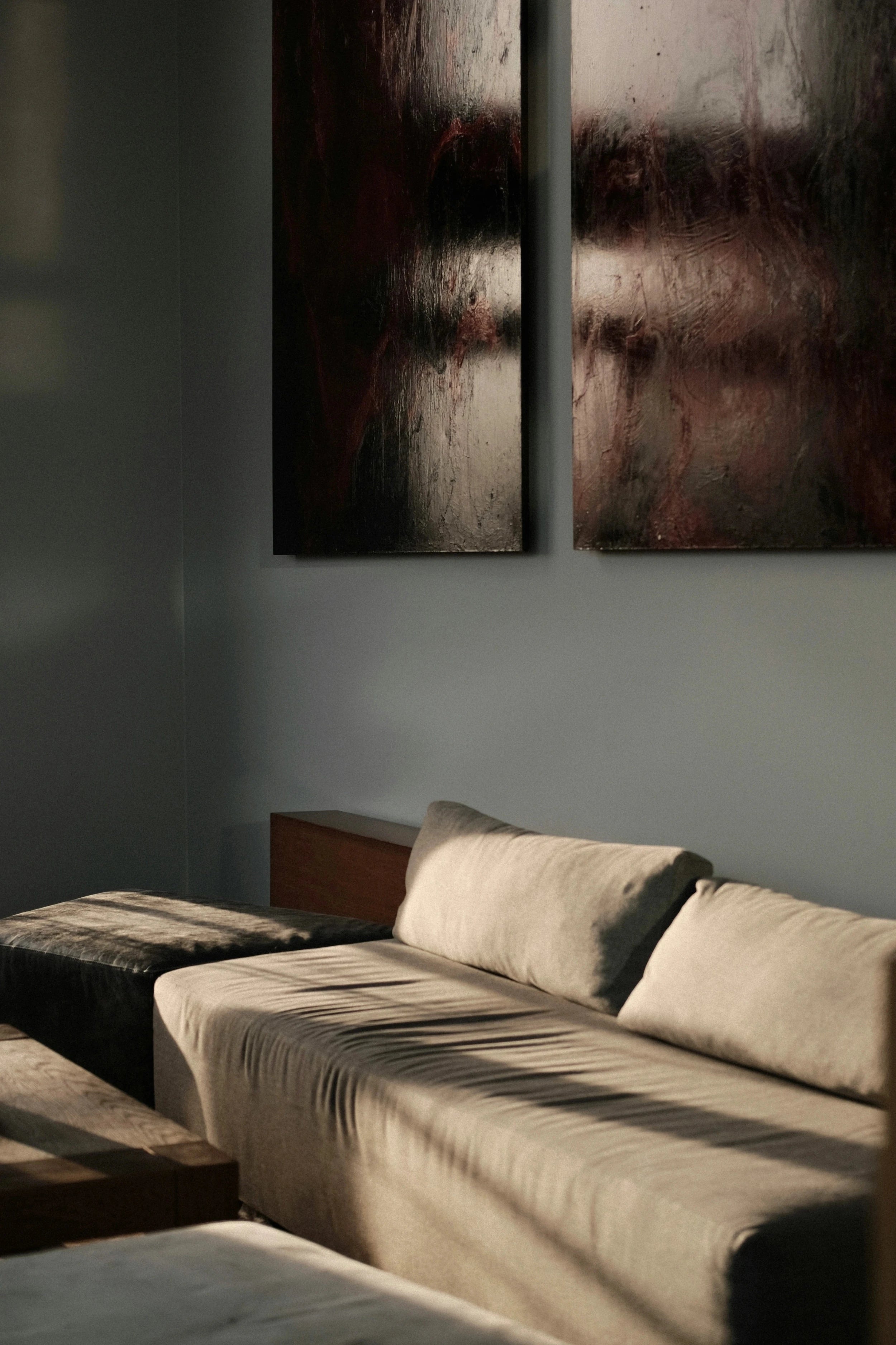 Canapé confortable avec la lumière du soleil, relax, détente, cosy