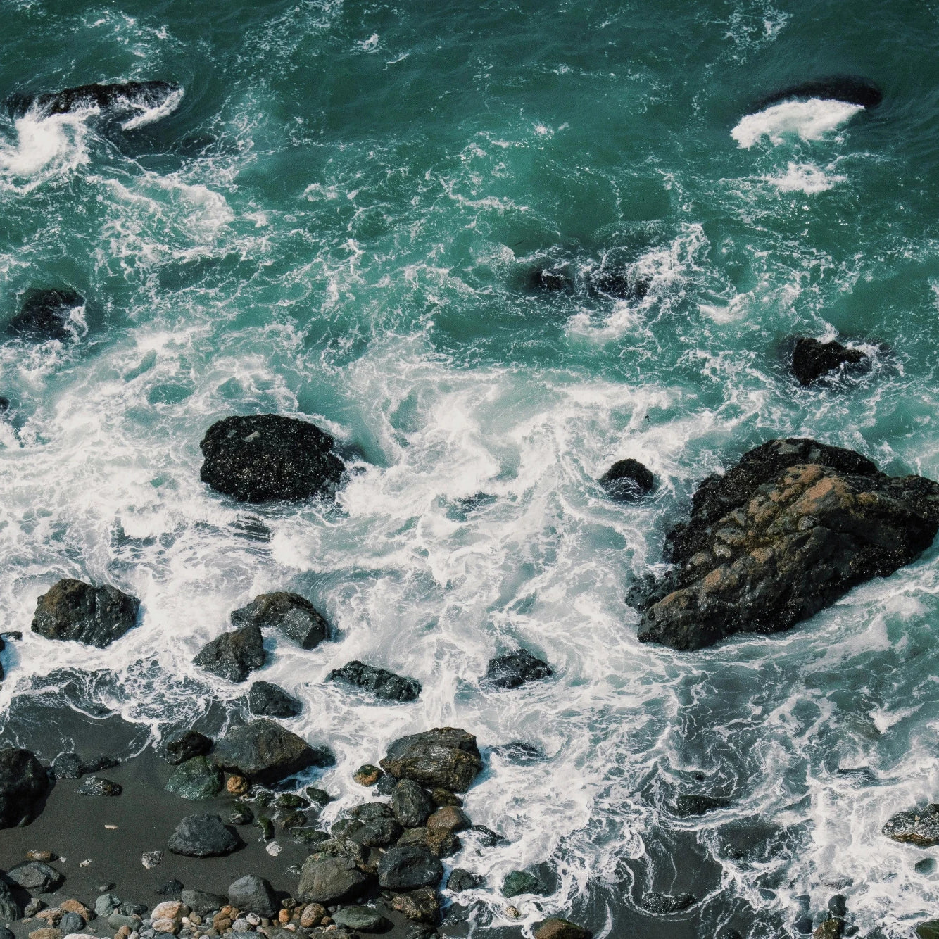 Vue d'un bord de plage avec des rochers, détente, nature, bio