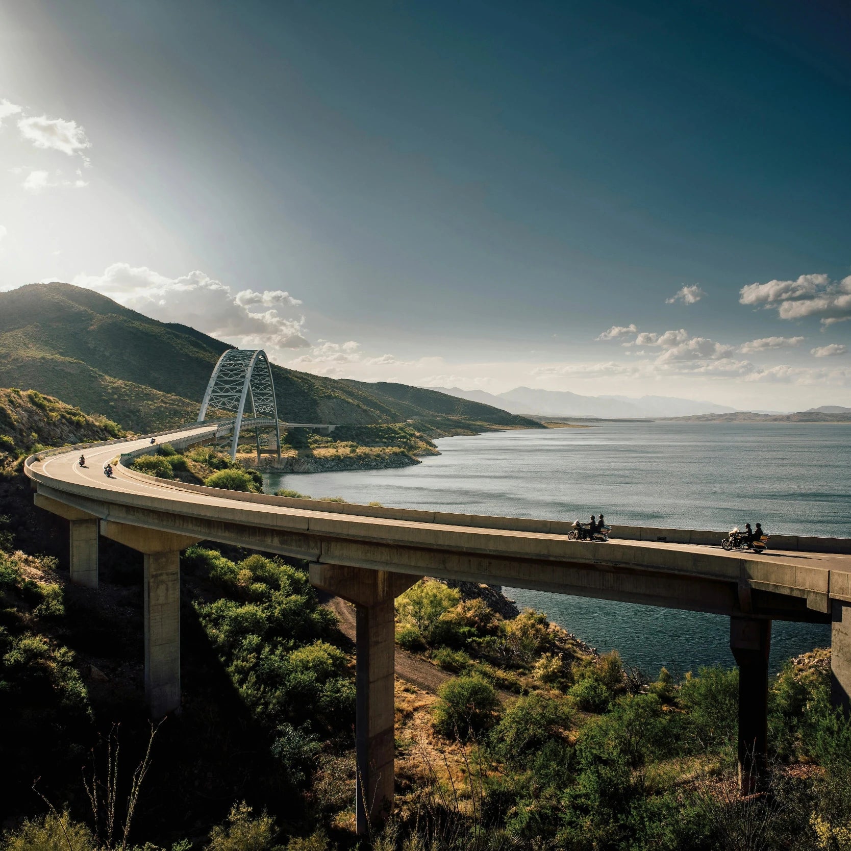 Groupe de moto sur un route au bord de la mer, évasion, chill, vacances