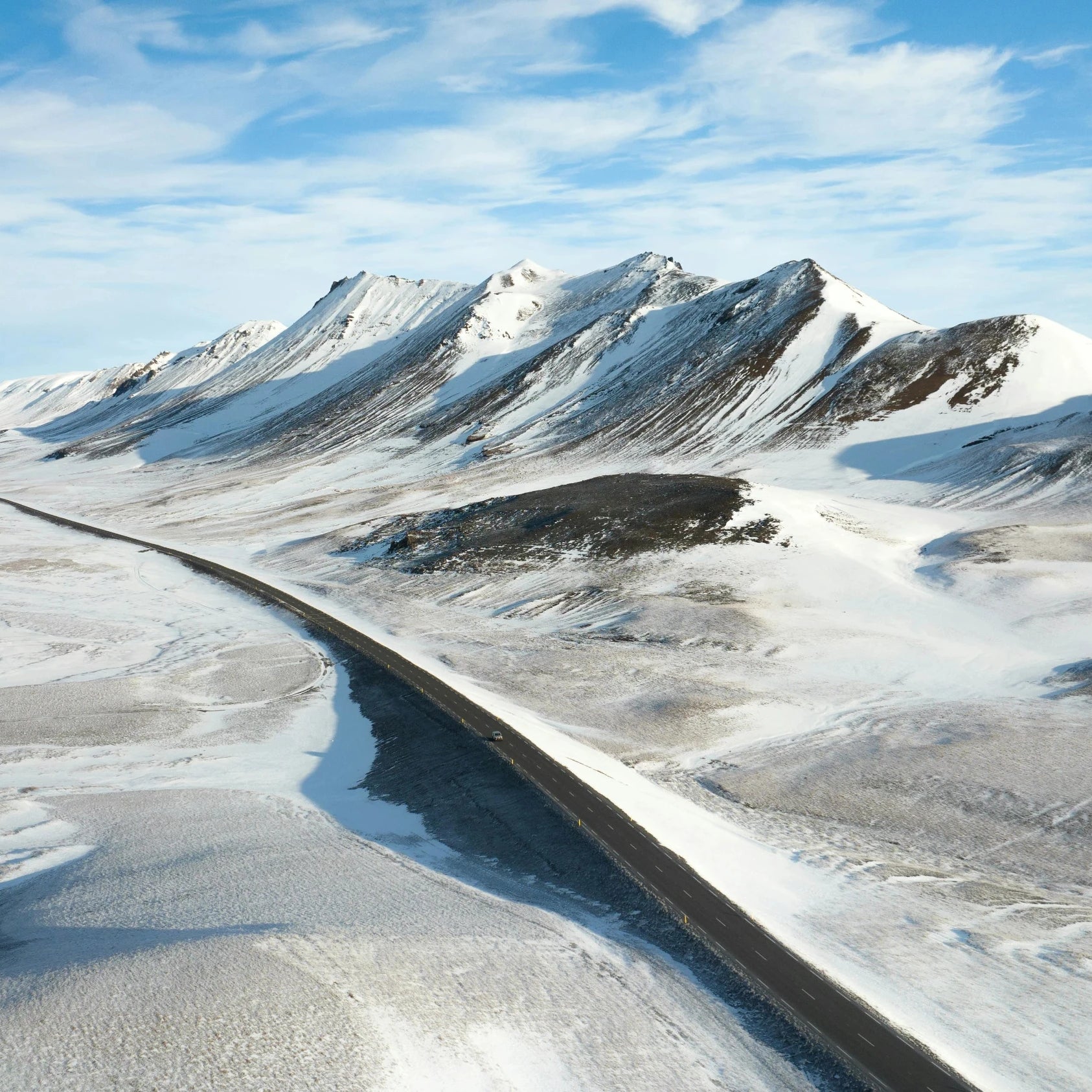 Route au milieu de la montagne enneigée, bien-être sérénité