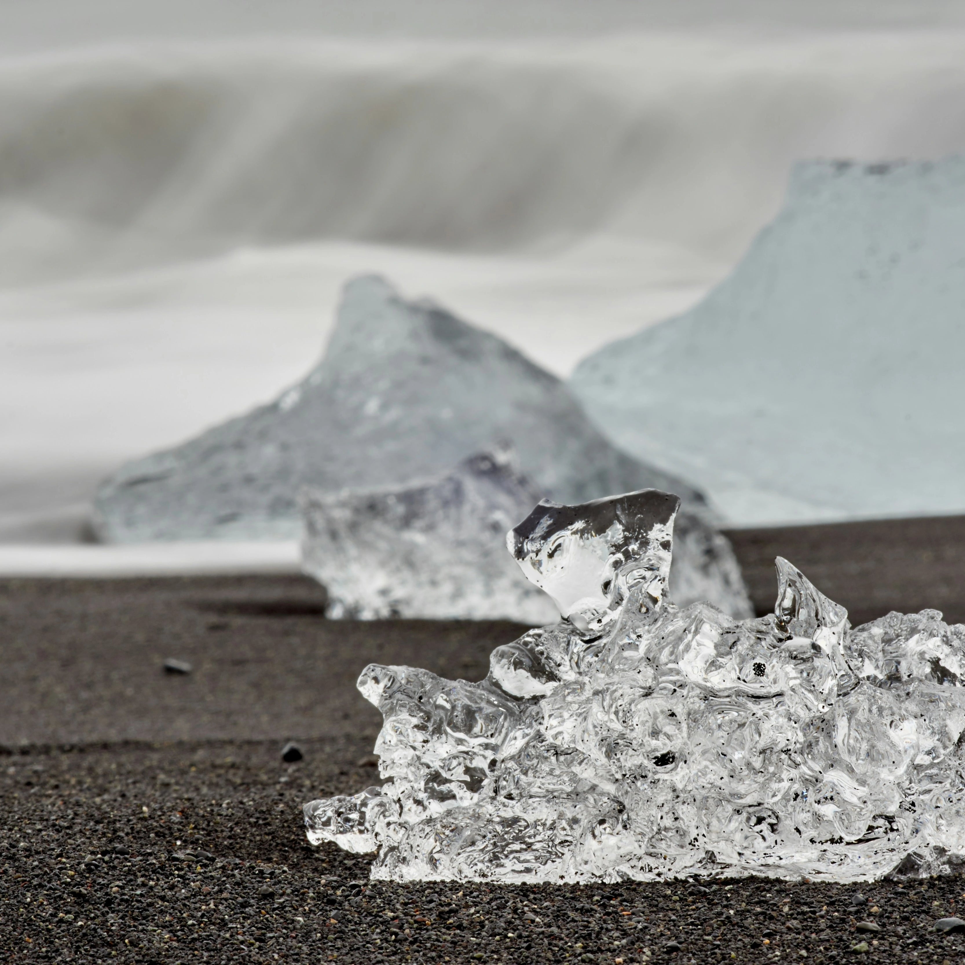 Morceau de glace qui fond sur une route, nature, extreme, beauté