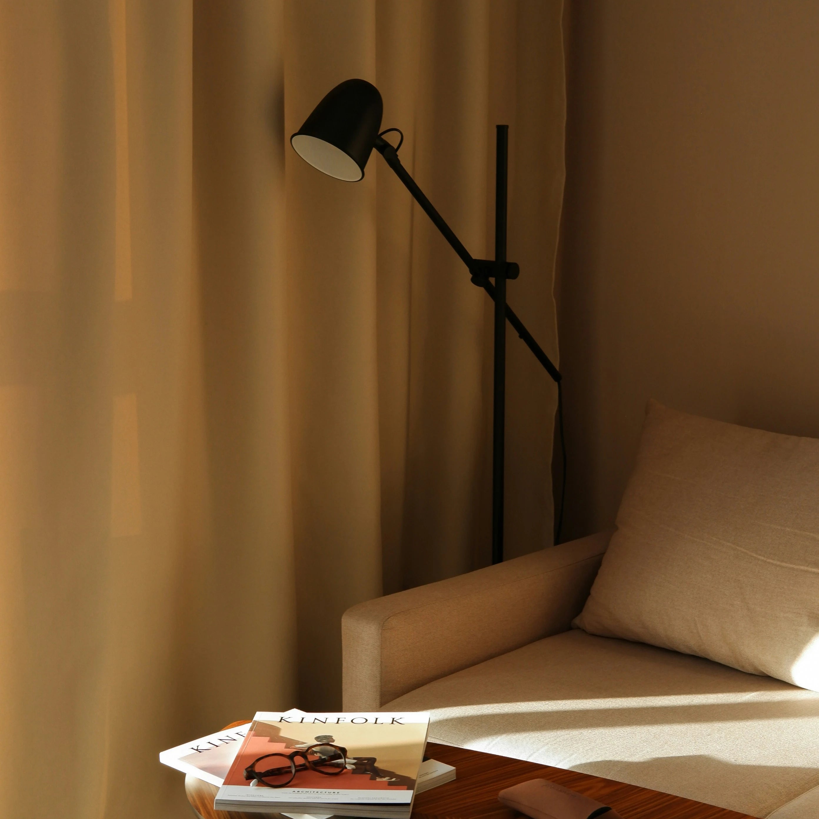 Canapé, table basse et luminaire dans un salon moderne, détente, bien-être