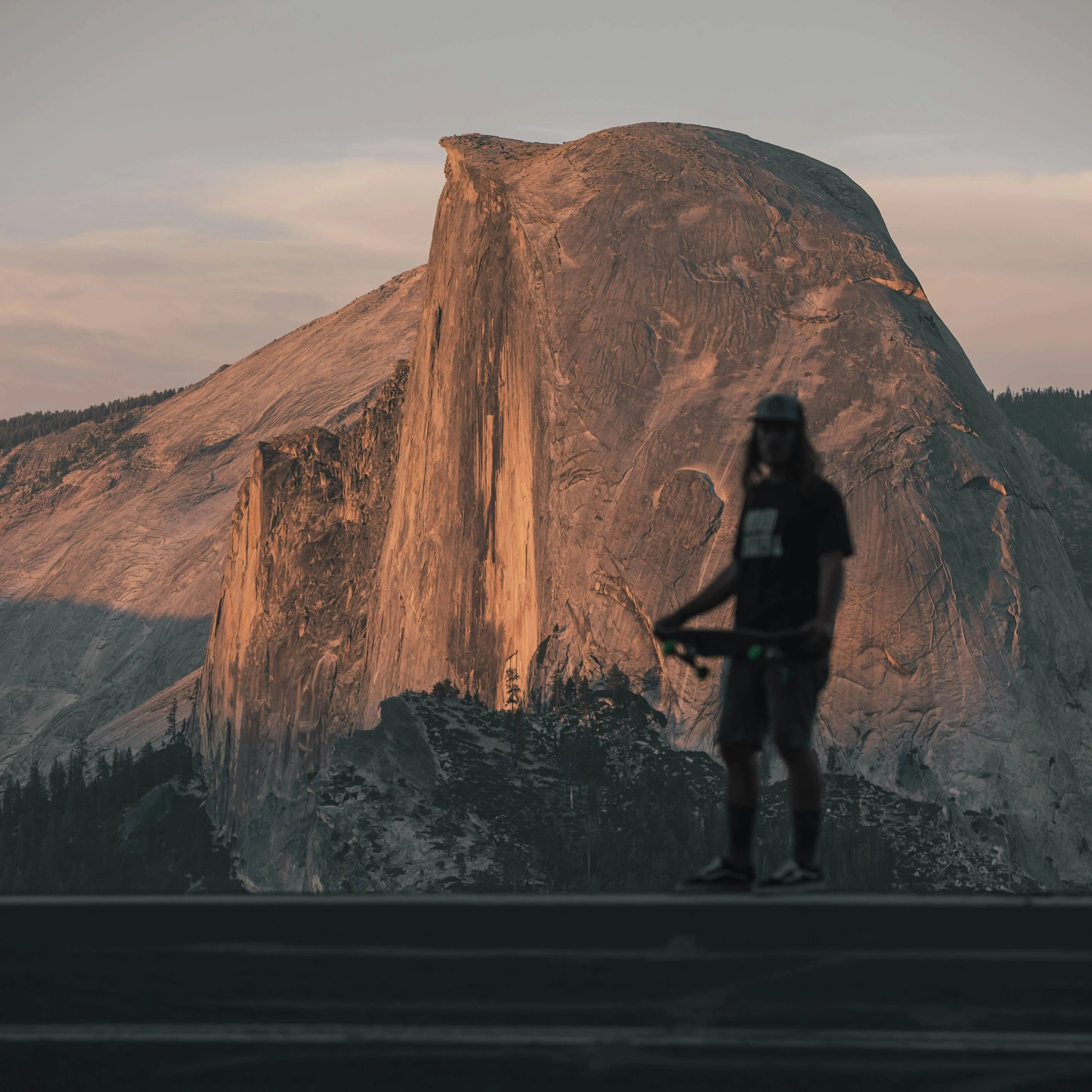 Surfeur devant un parc Yosemite, relax, vacances, bien-être