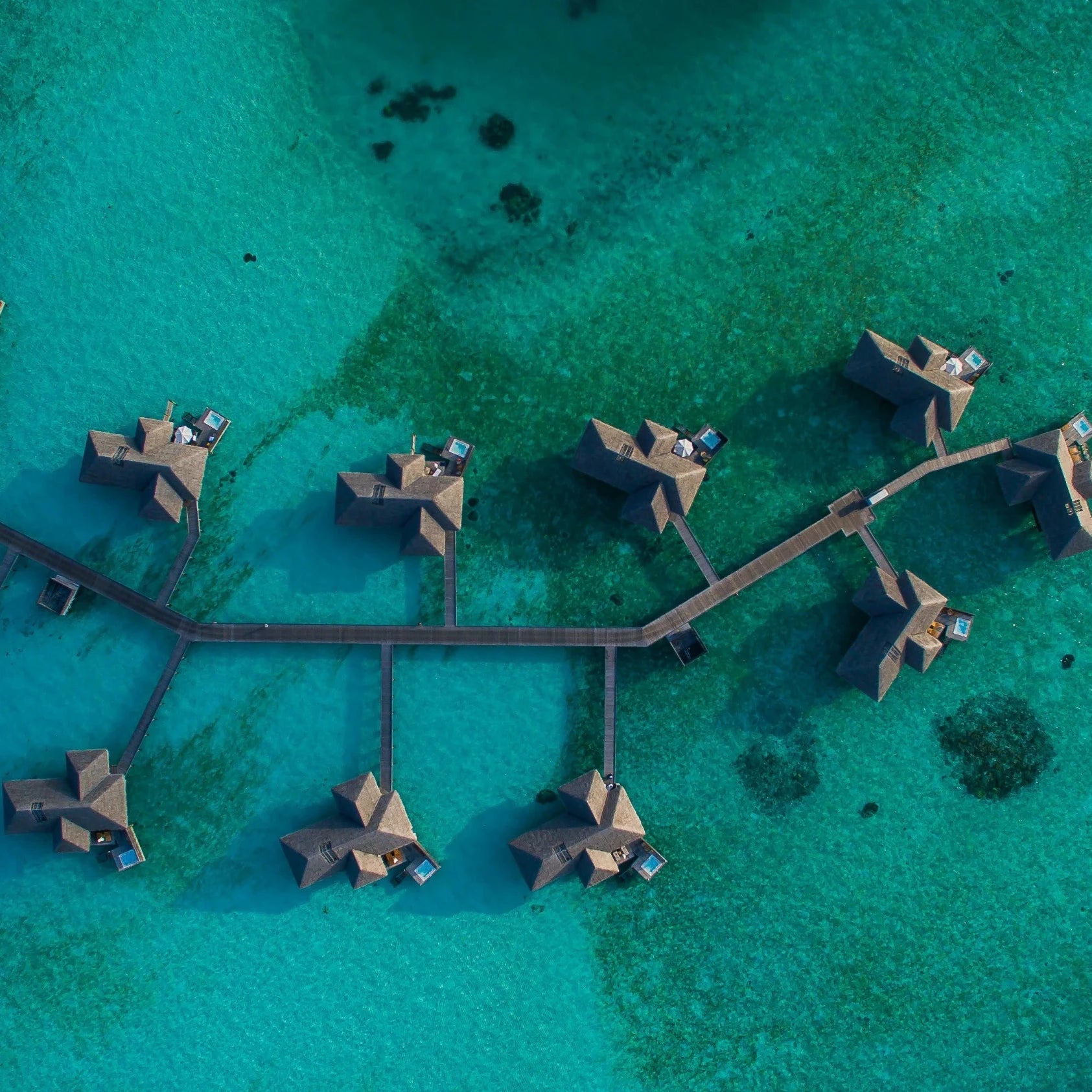 Vue du ciel d'un hotel sur la mer aux Maldives, bien-être détente