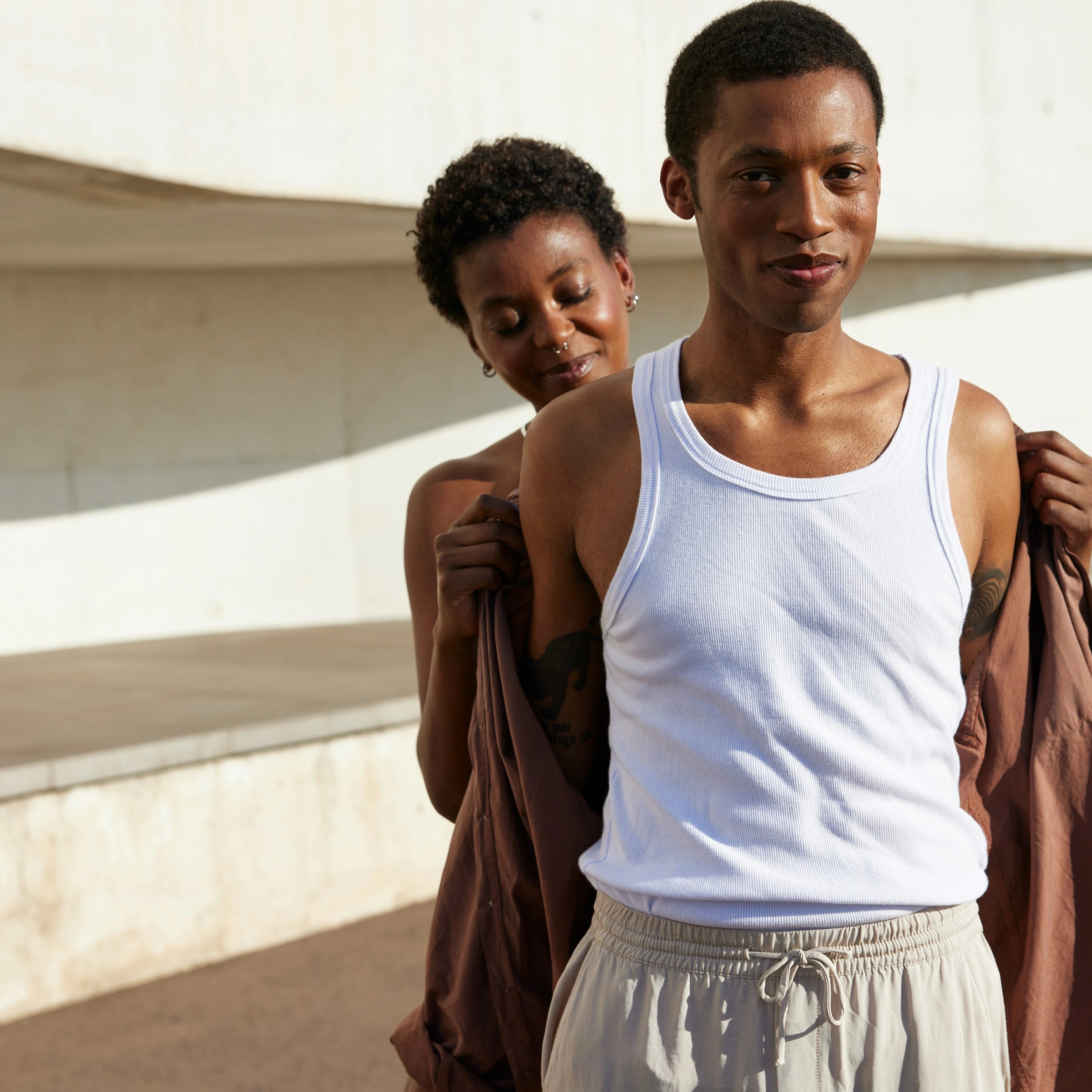 Mannequin homme et femme qui s'habillent, détente, joie, complicité