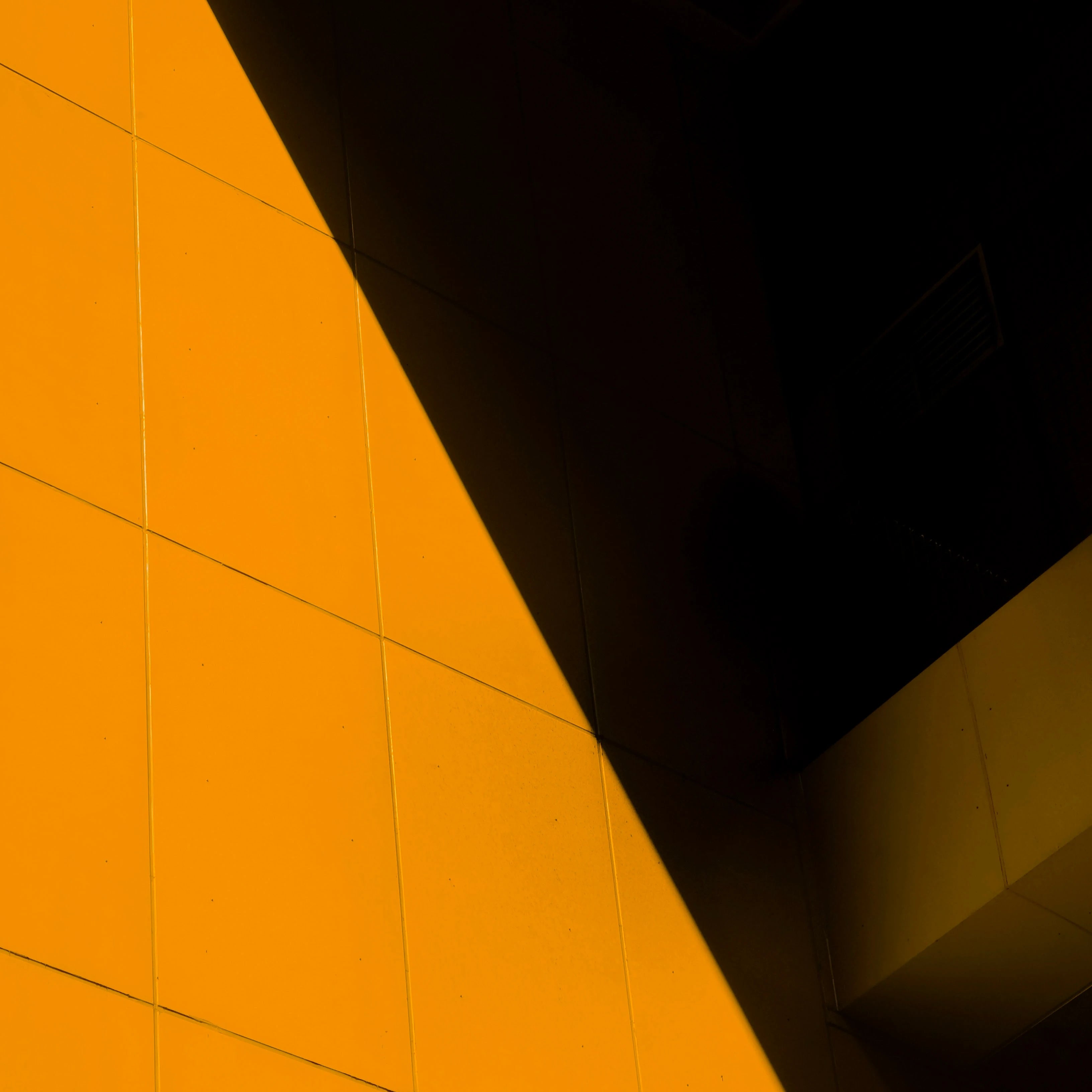 Mur extérieur en carrelage orange carré, nature