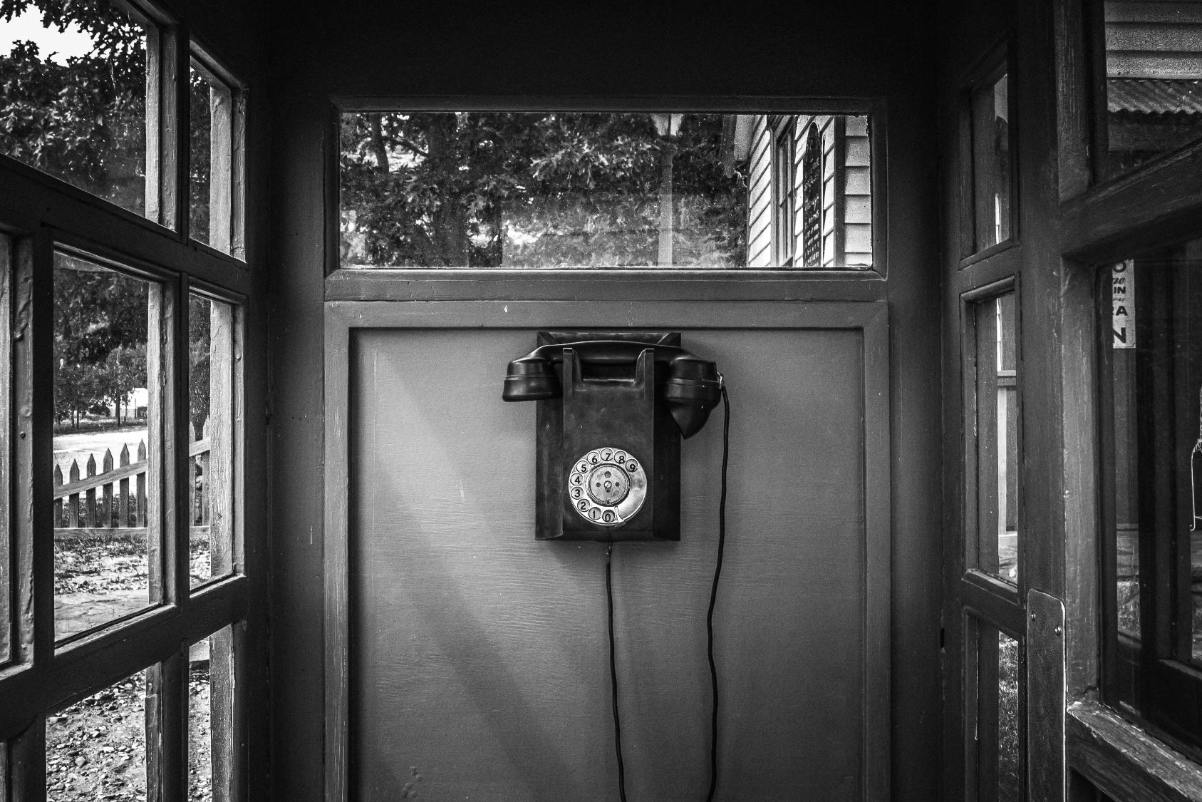 Cabine téléphonique, conseil, noir et blanc