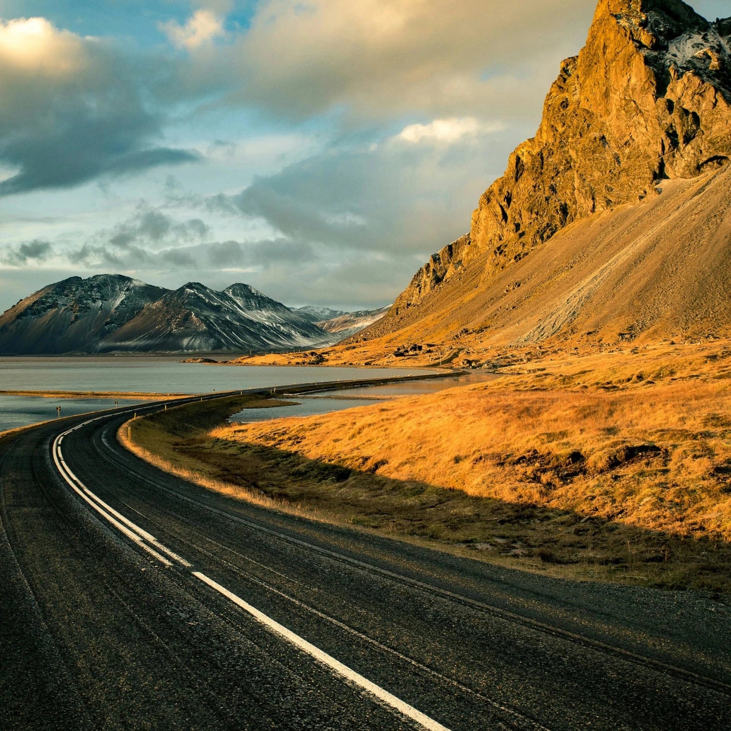 Route de montagne au coucher de soleil, détente, vacances
