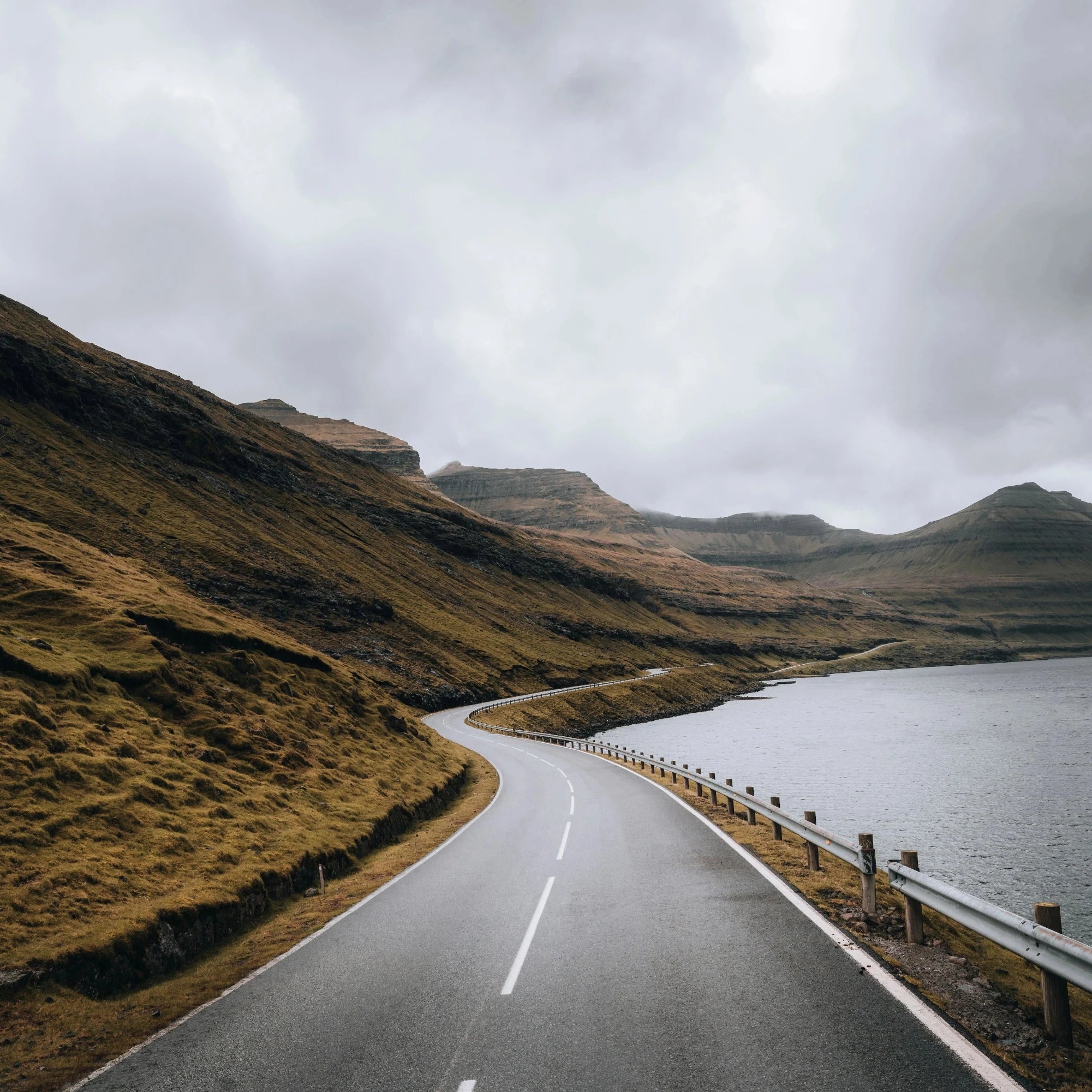 Route d'Ecosse entre un lac et la montagne, détente, relax