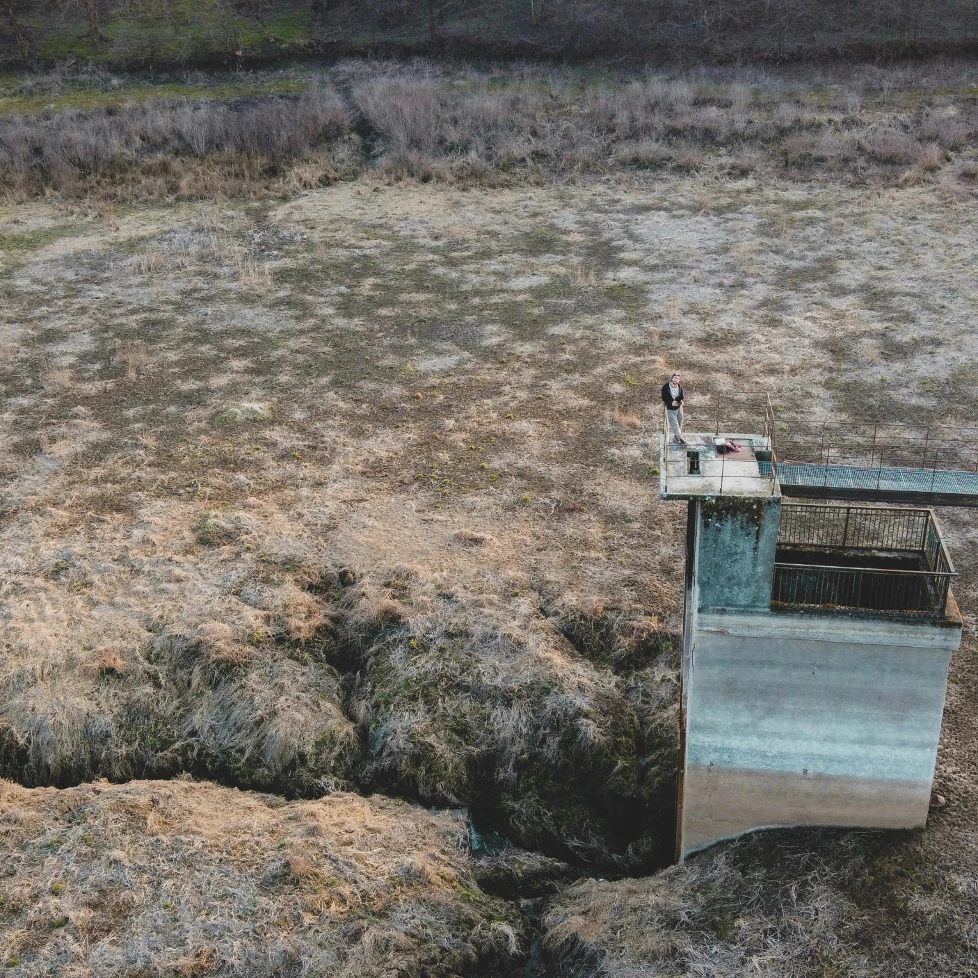 Homme en haut d'une cabane de pêcheur, nature, chill, enjoy