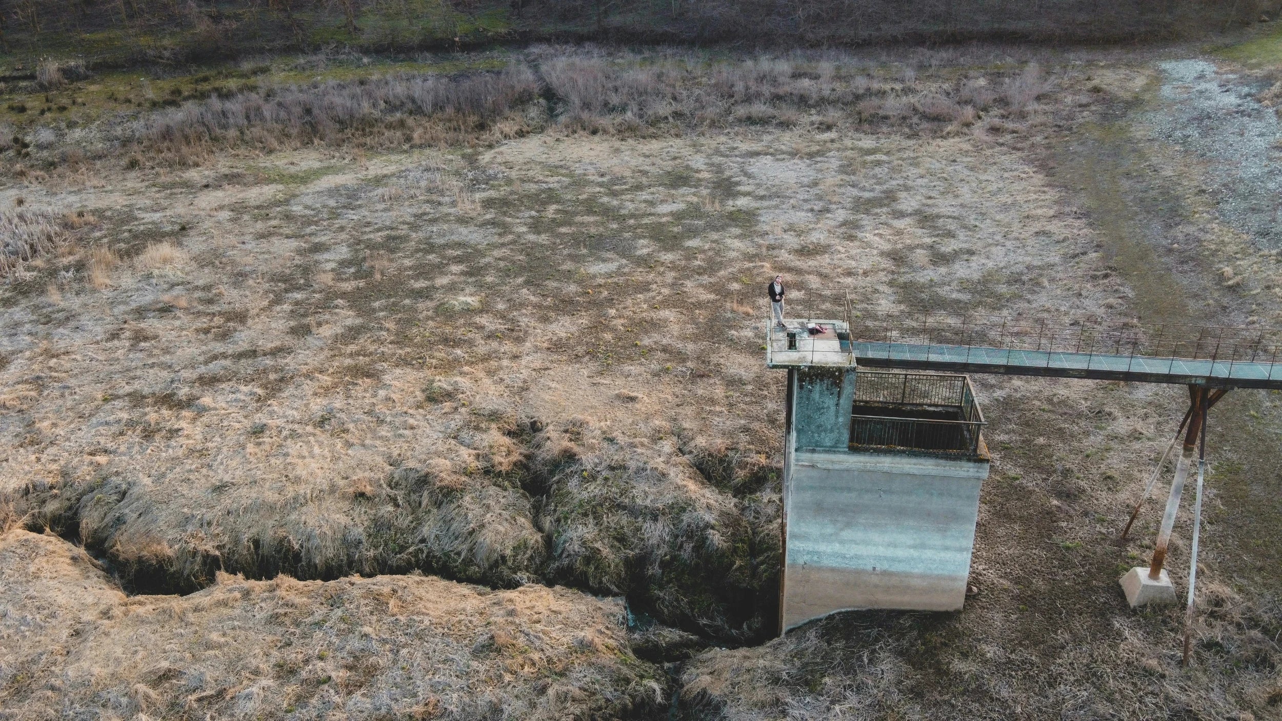 Homme en haut d'une cabane de pêcheur, nature, chill, enjoy
