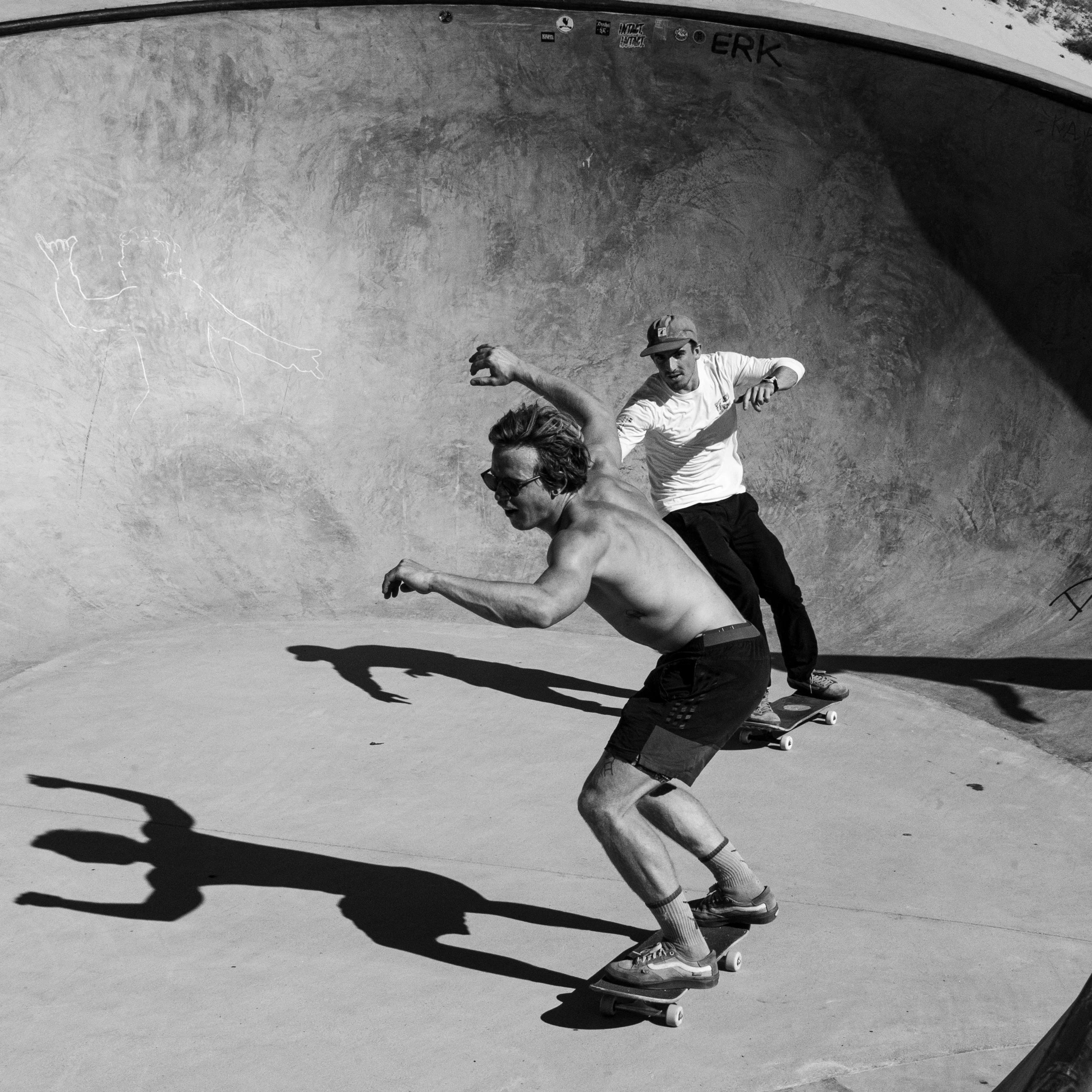 Deux skaters dans un skate park en noir et blanc, chill, relax