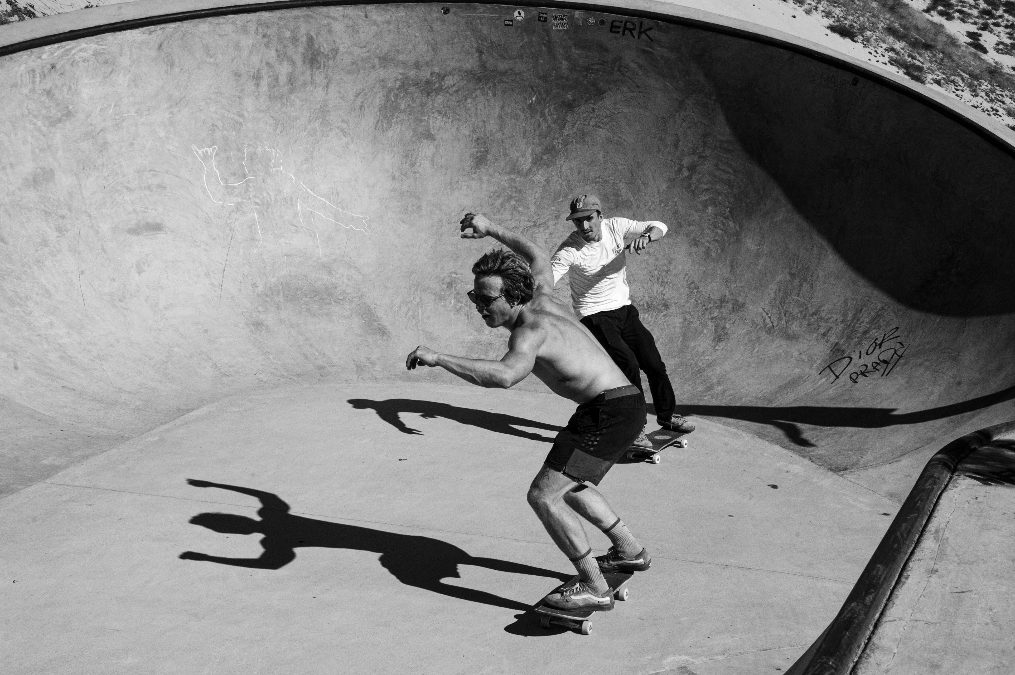 Deux skaters dans un skate park en noir et blanc, chill, relax
