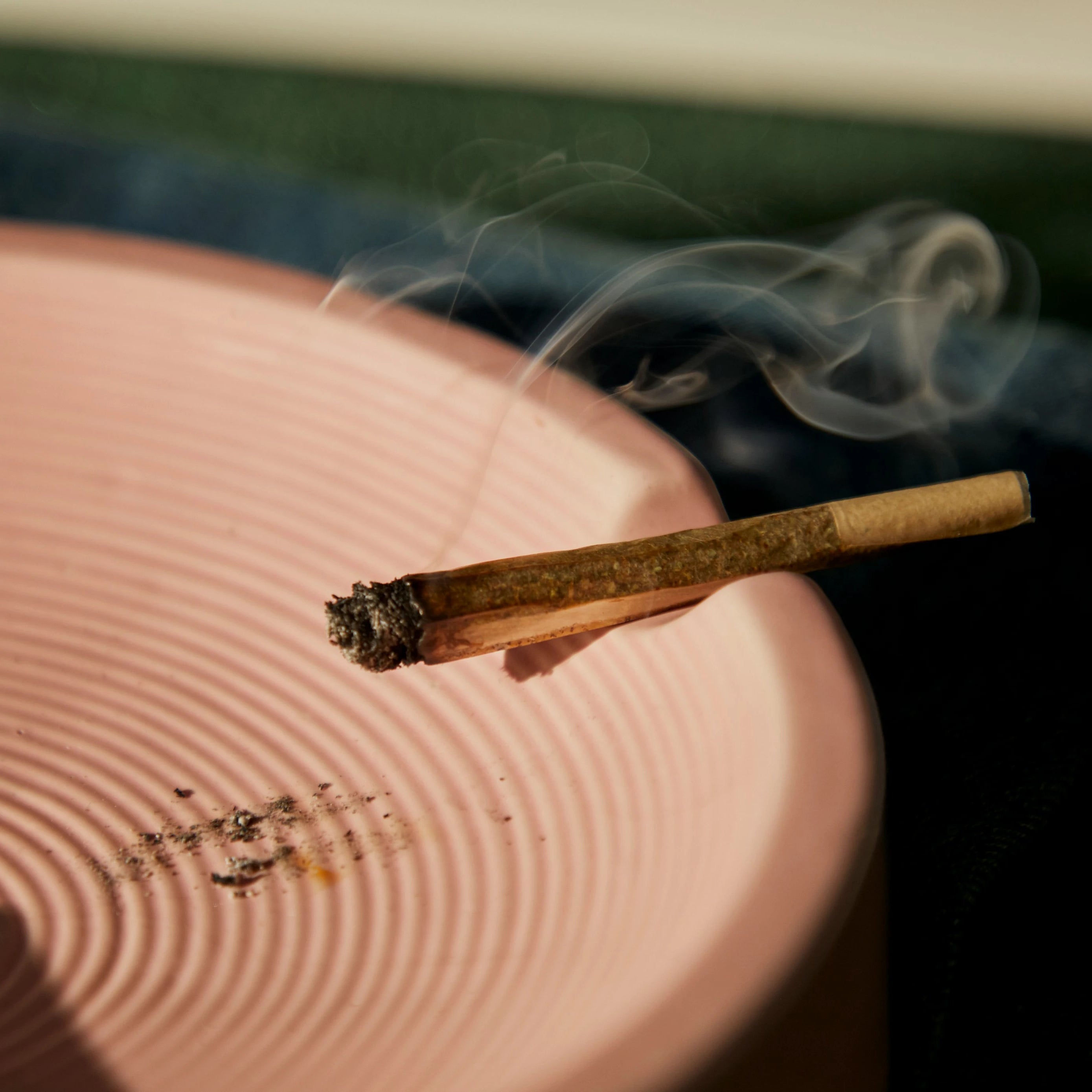 Cigarette qui se consume dans un cendrier en terre cuite, chill, smoker