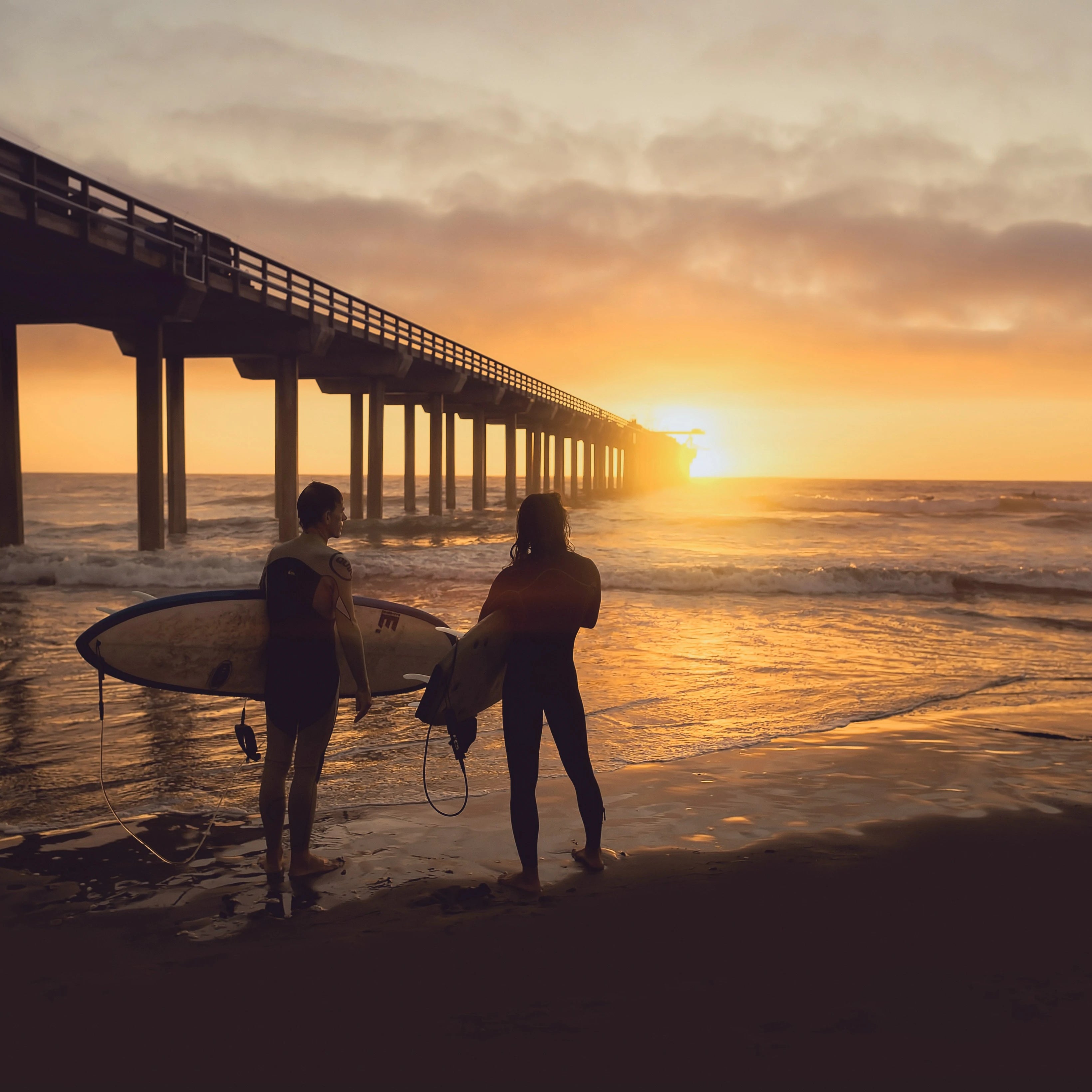 Deux surfeurs sur la plage pendant le coucher de soleil, relax, chill, peace