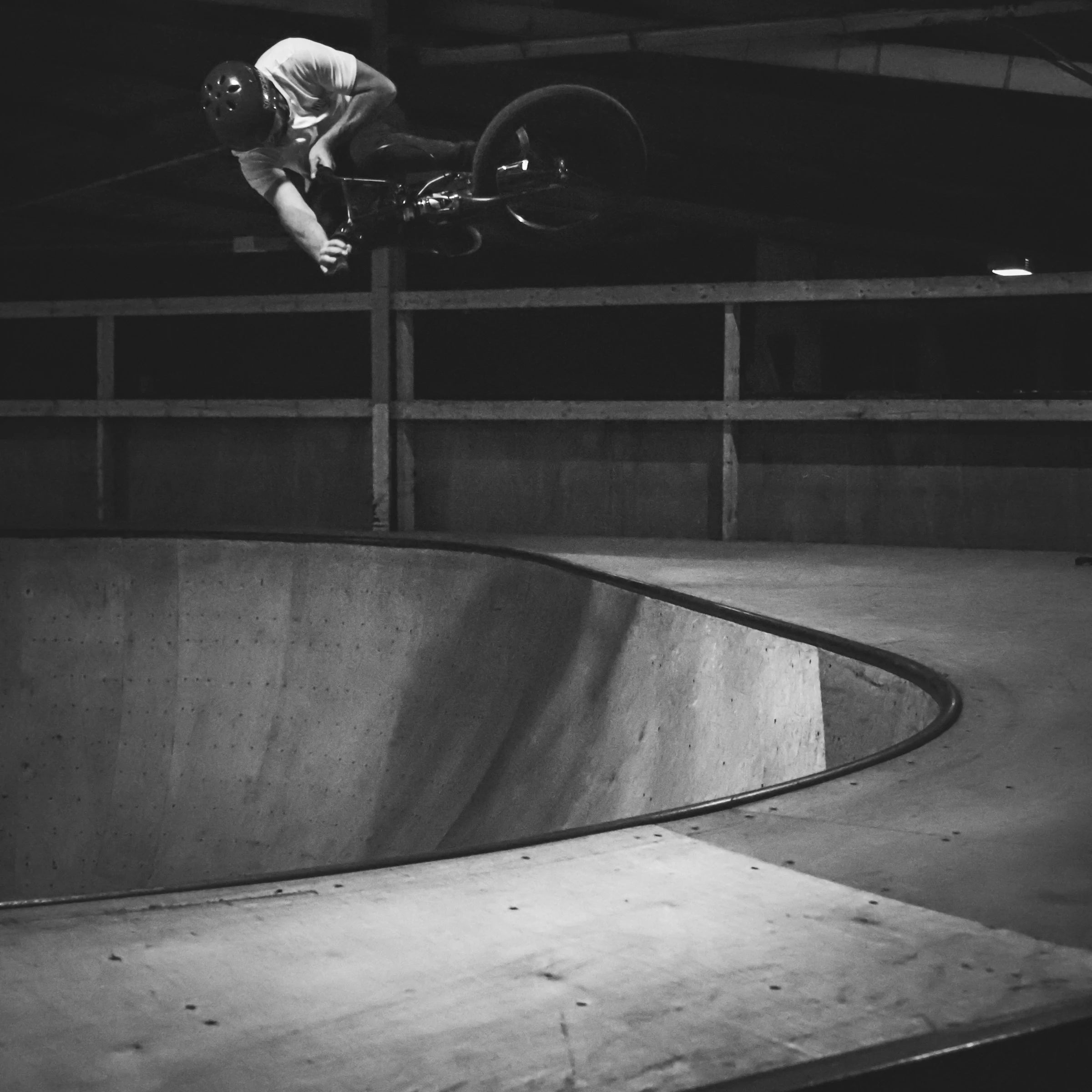Velo qui saute dans un skate park