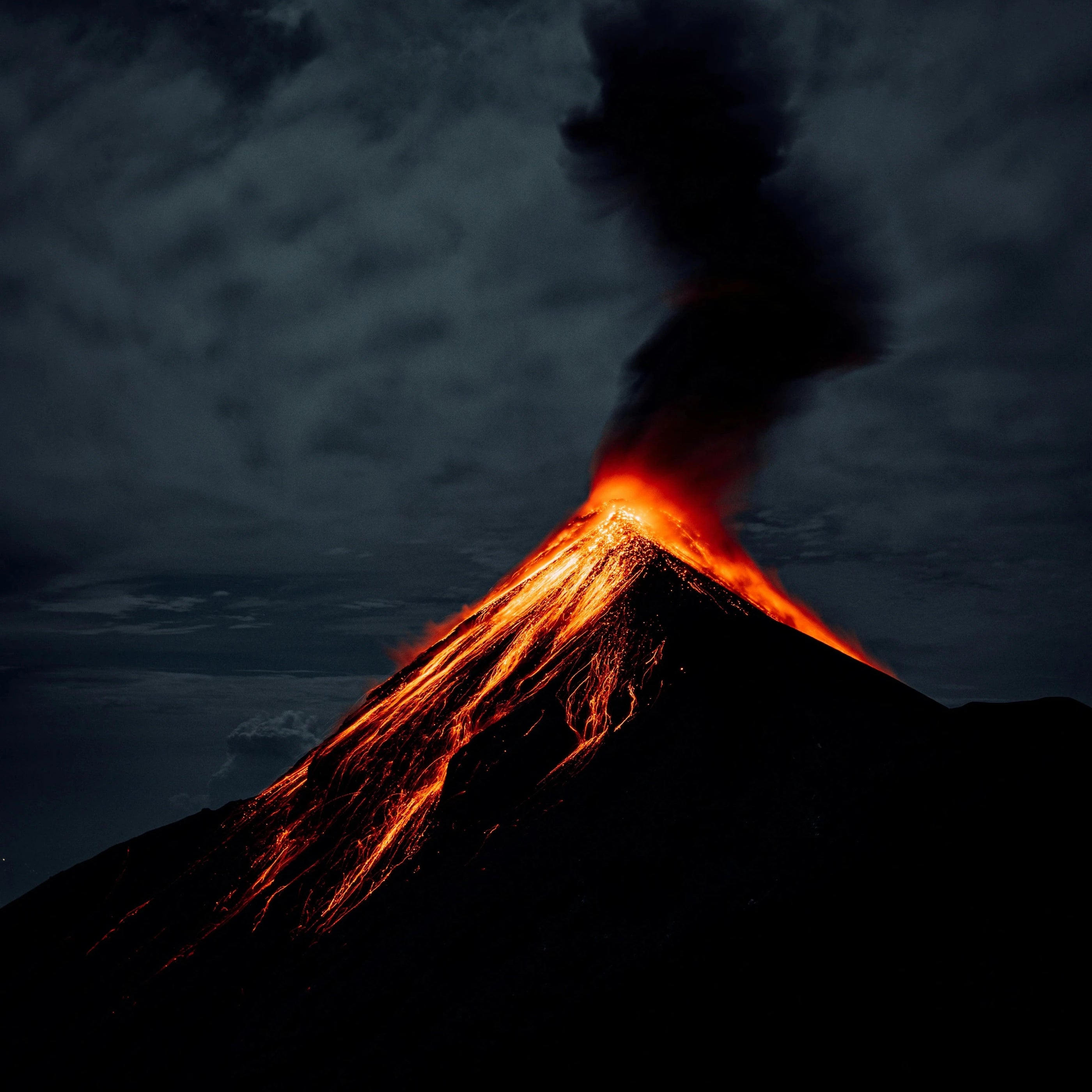 Volcan en eruption dans la nuit noire