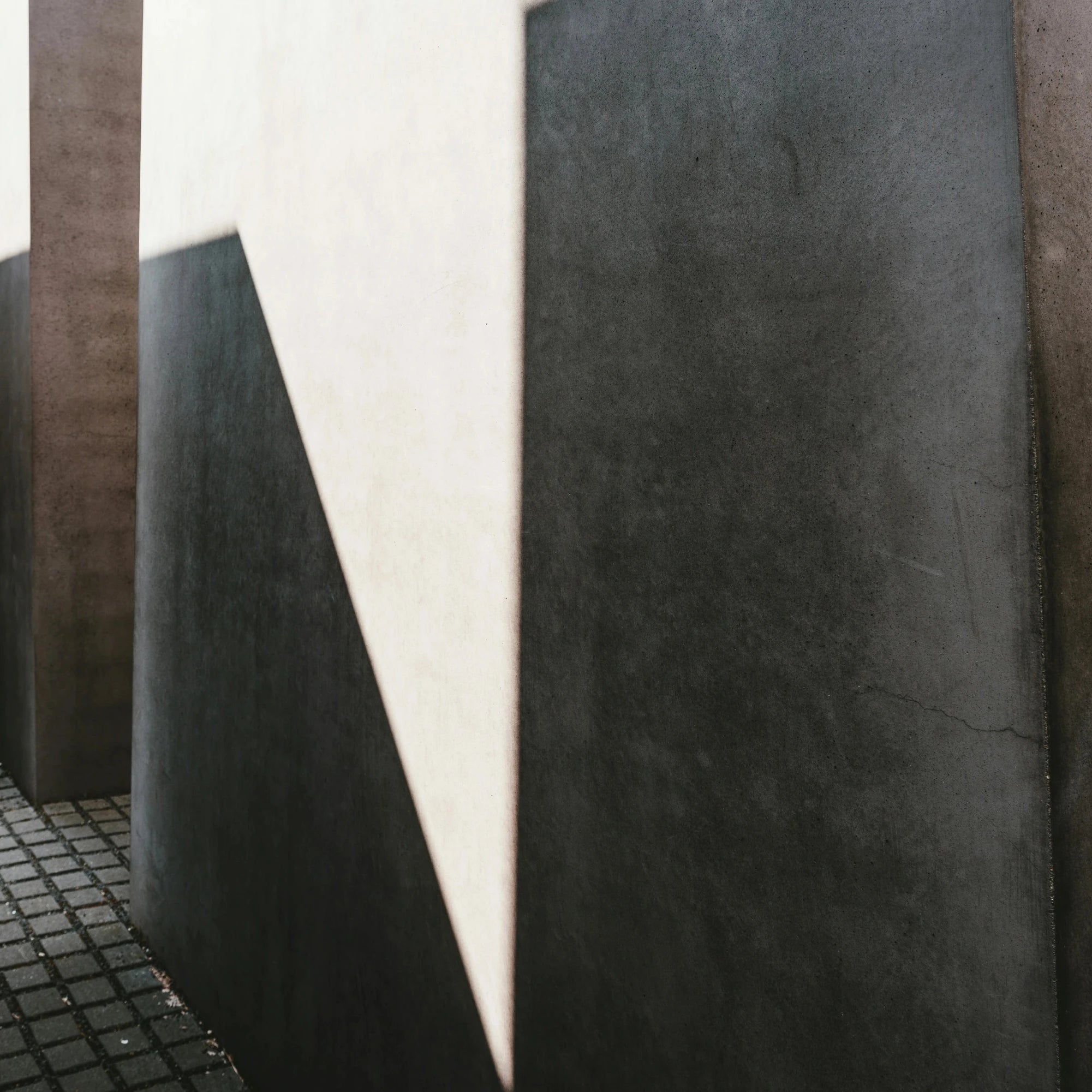 Lumière et ombre du soleil sur des murs en bétons gris, brut et naturel
