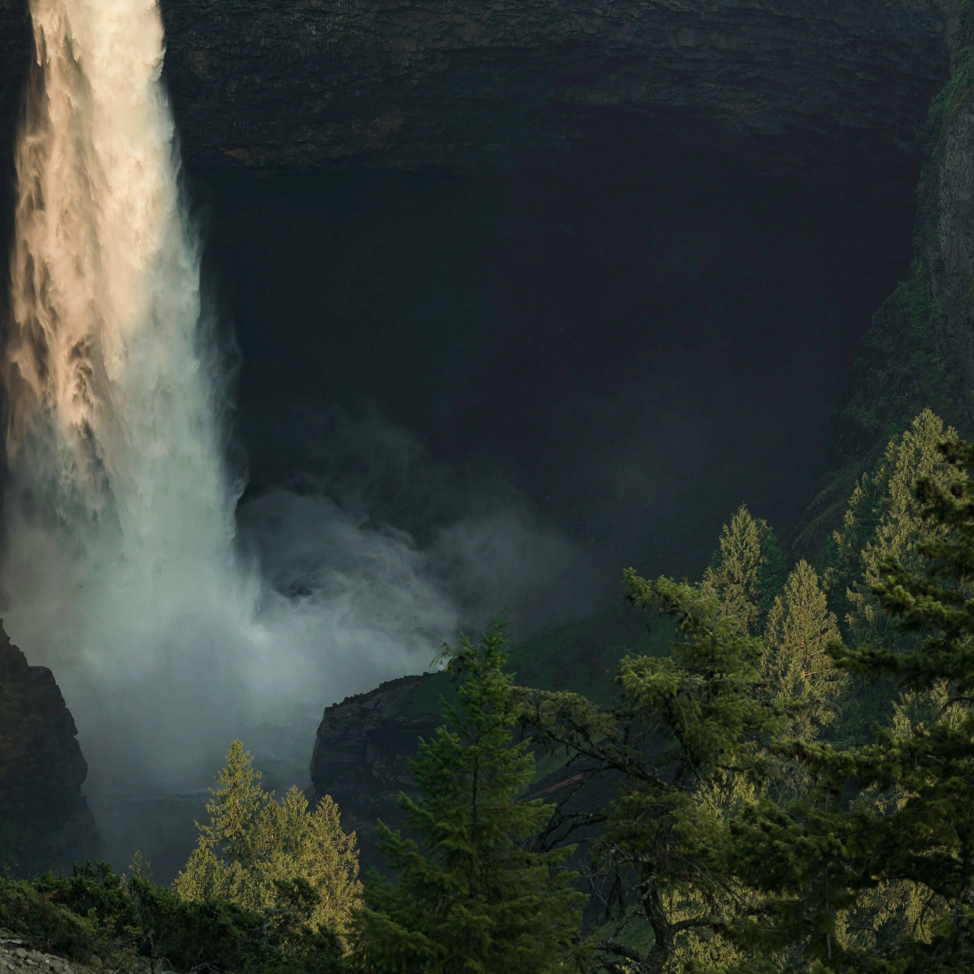 Grande cascade au milieu de la foret, bien-être