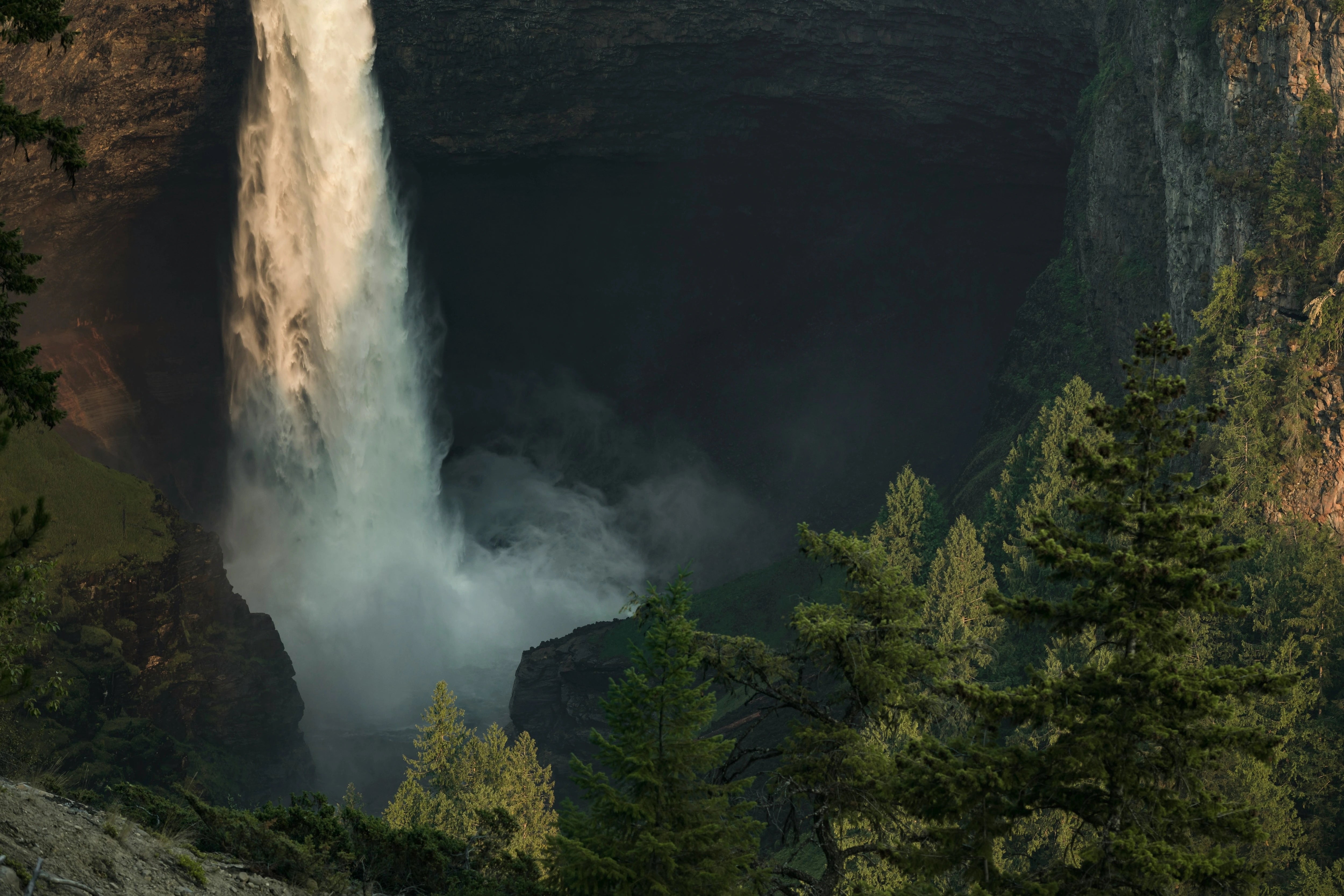 Grande cascade au milieu de la foret, bien-être