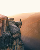 Homme en randonnée en haut d'une falaise au coucher de soleil, sport, nature, bien-être