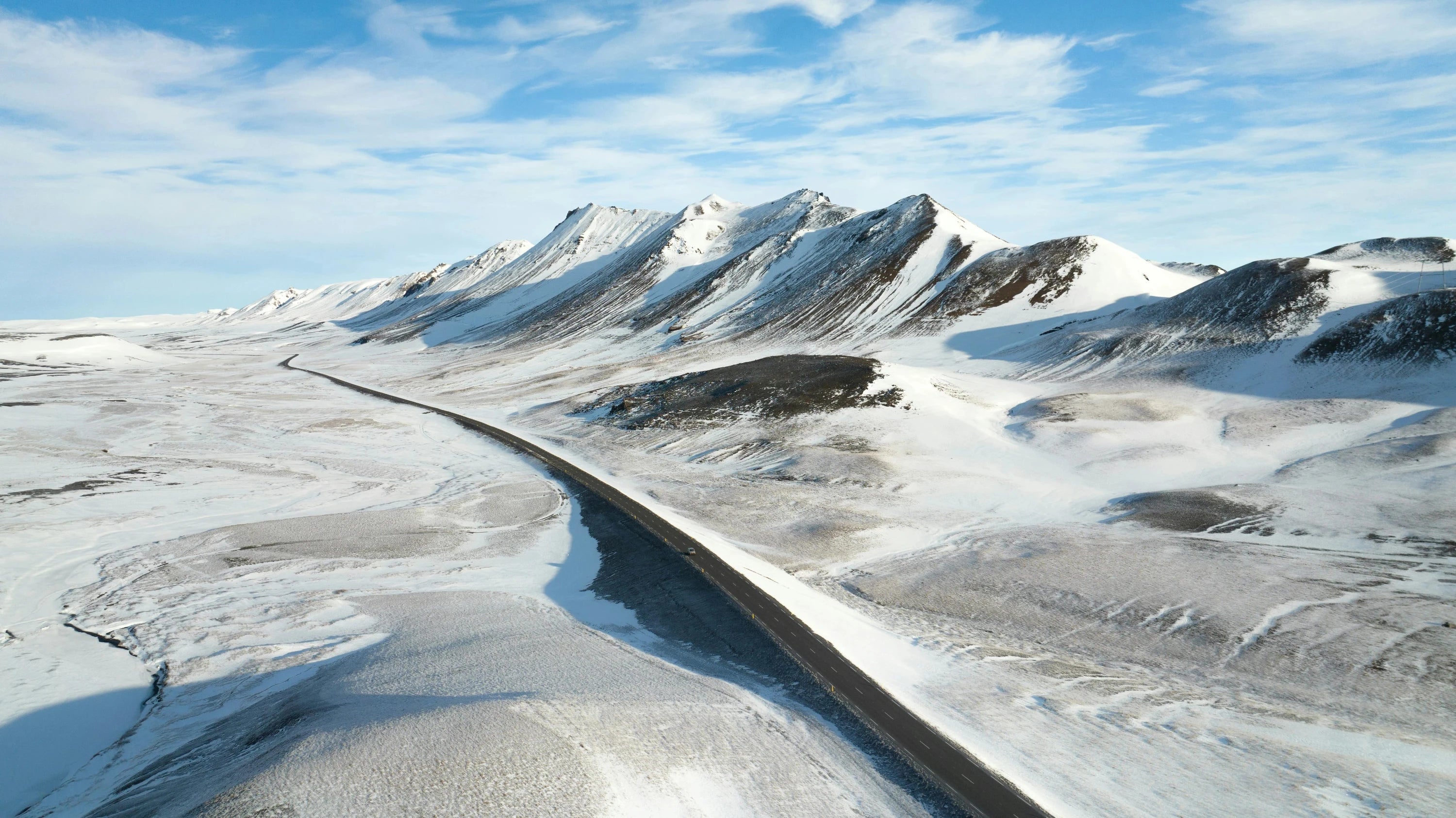 Route au milieu de la montagne enneigée, bien-être sérénité