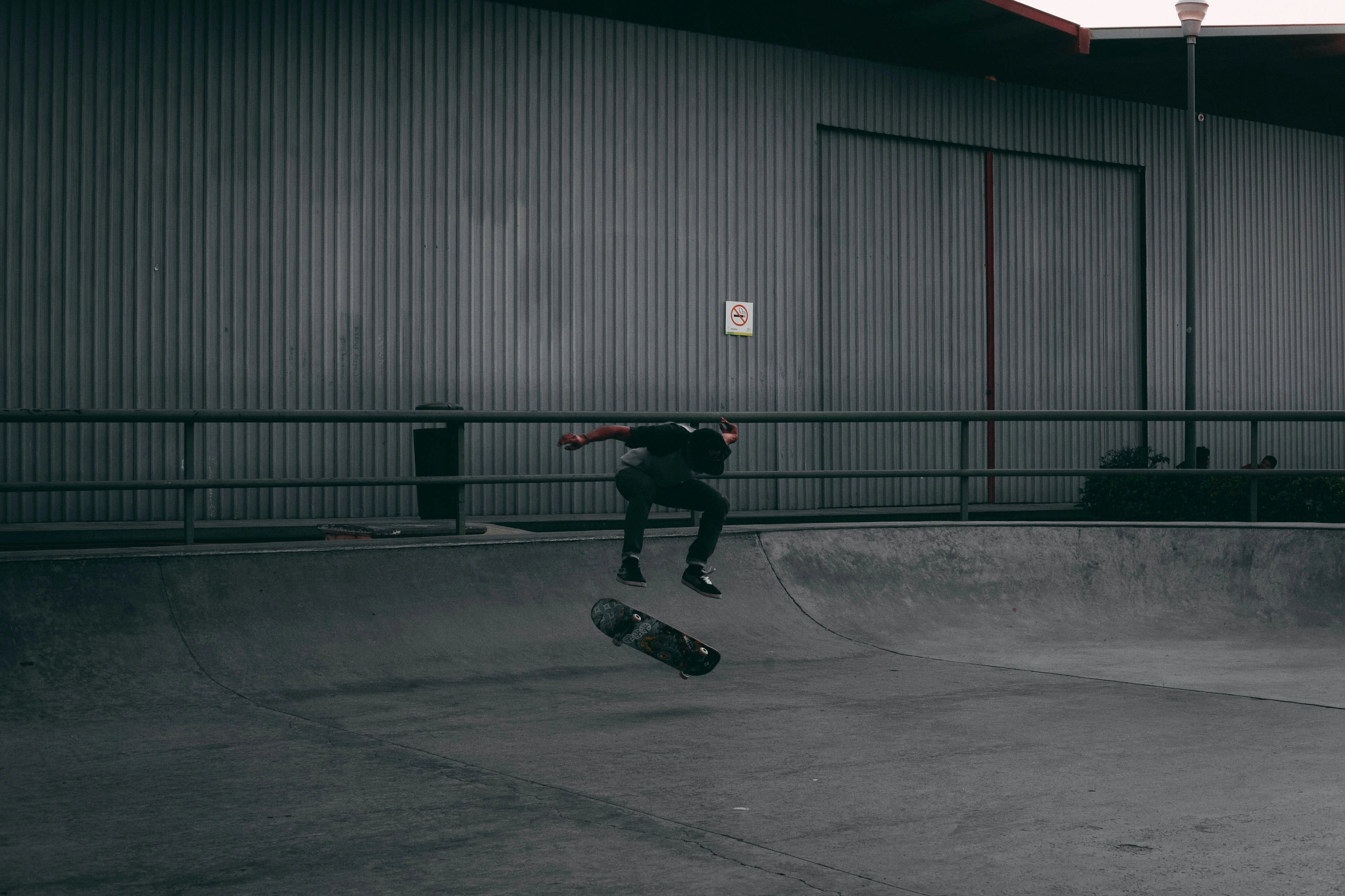 Skater dans un skate park urbain, skate life, chill