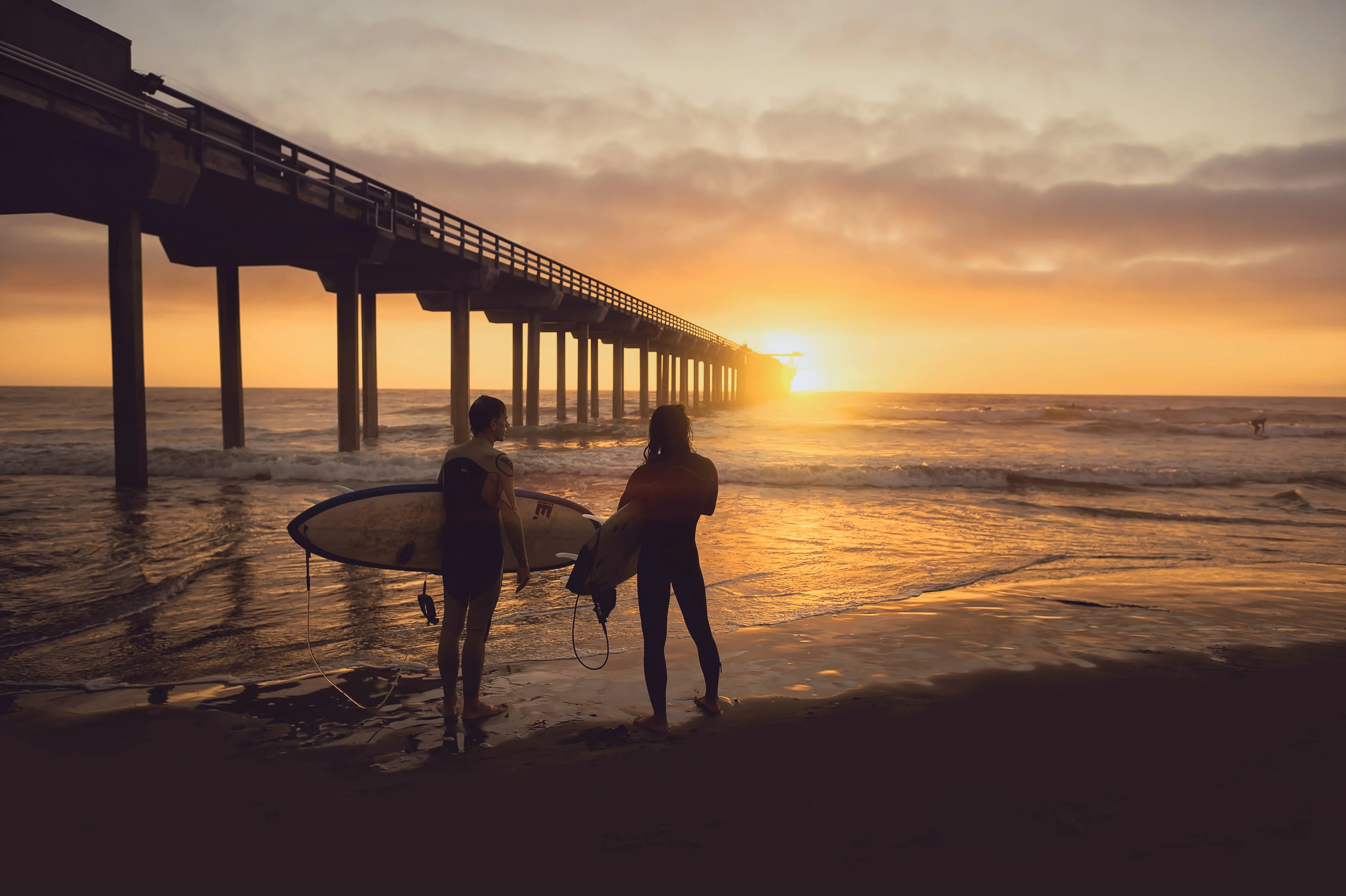 Deux surfeurs sur la plage pendant le coucher de soleil, relax, chill, peace