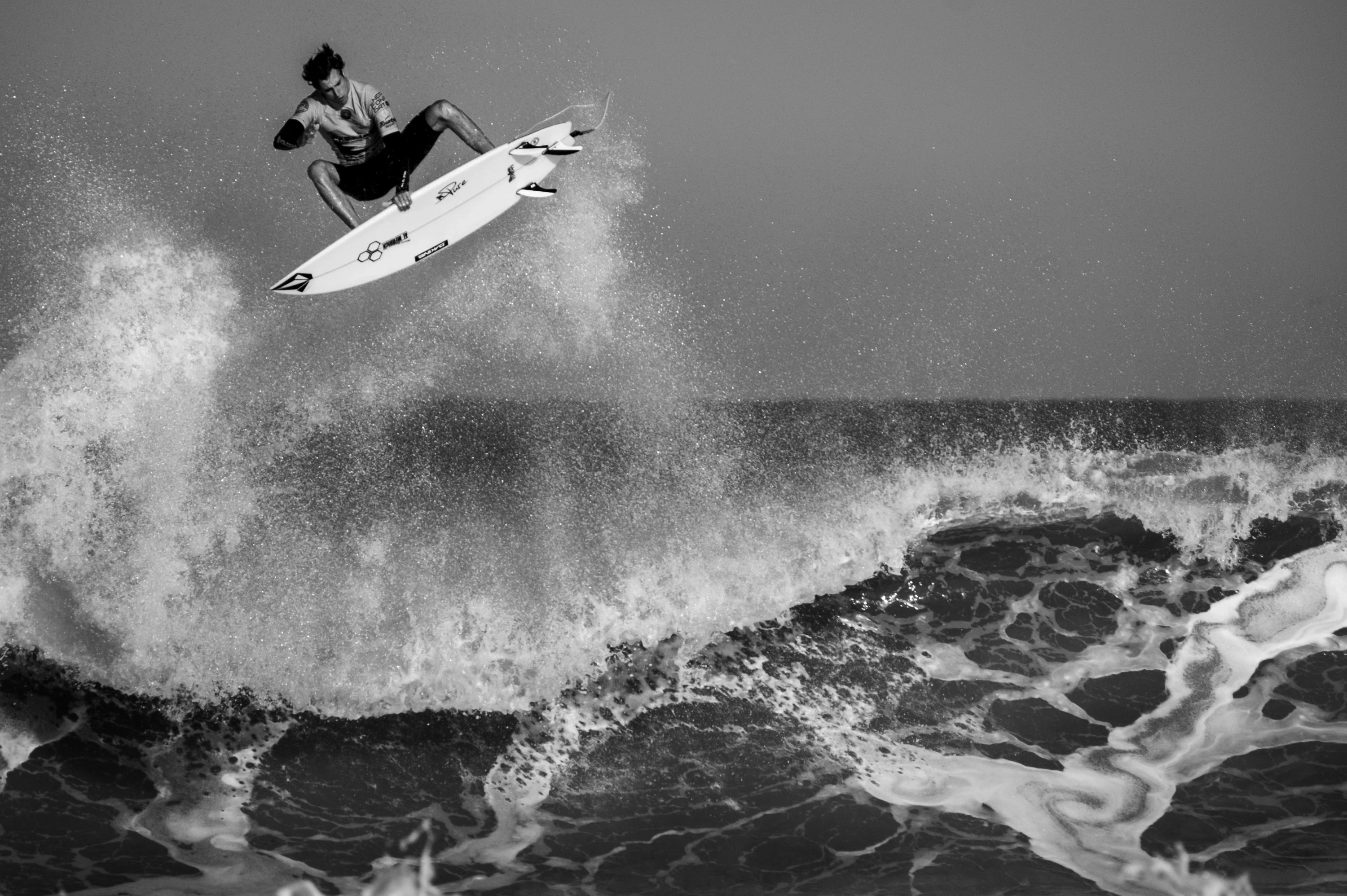 Surfeur en compétition, noir et blanc, chill